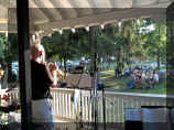 Paul from Behind, crowd.jpg (47164 bytes)